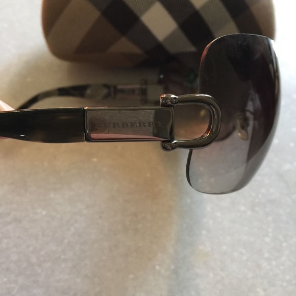 Authentic Burberry sunglasses - Picture 5 of 6